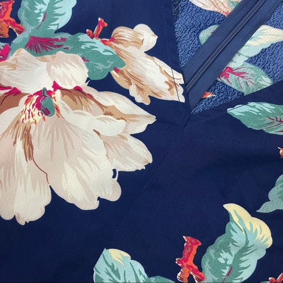 Navy floral jumper size medium - Picture 3 of 4